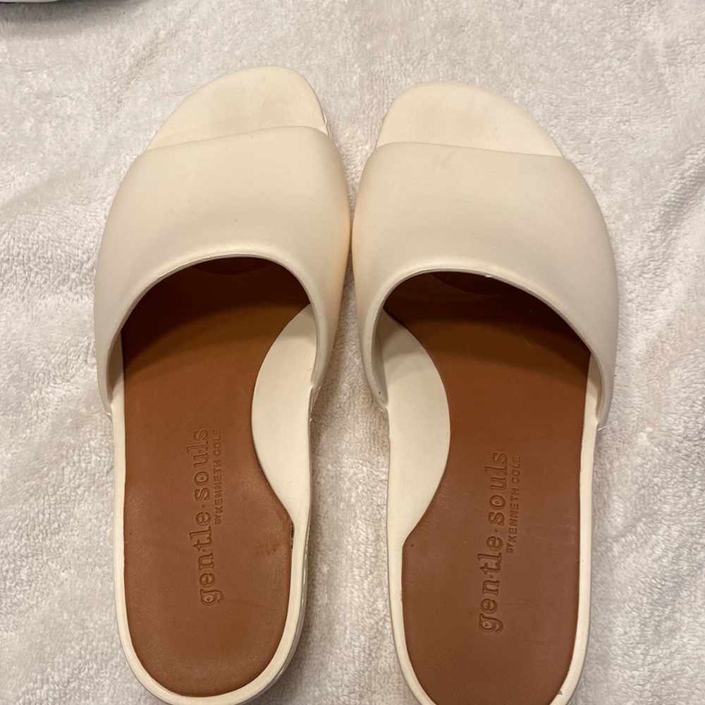 Gentle Souls by Kenneth Cole Step in, Color- Off white, Size 7. Never been use.